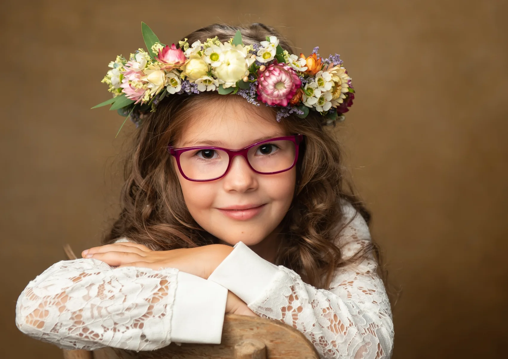 Portret dziewczynki w kwiatowym wianku